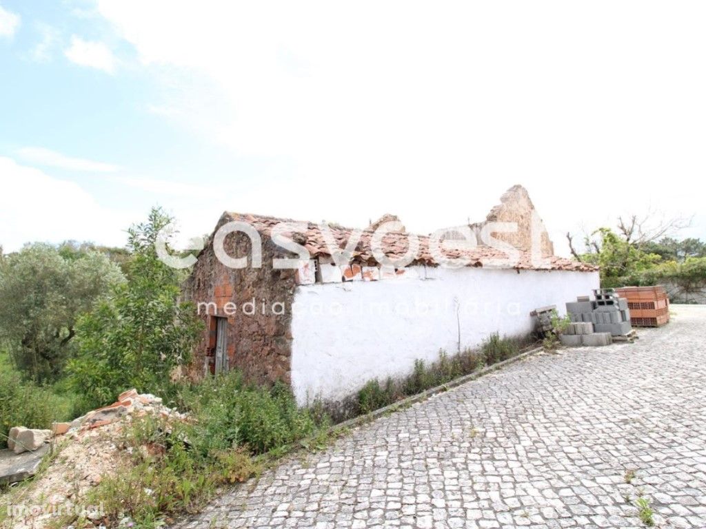 Casa de Aldeia para restauro na freguesia de Alvorninha