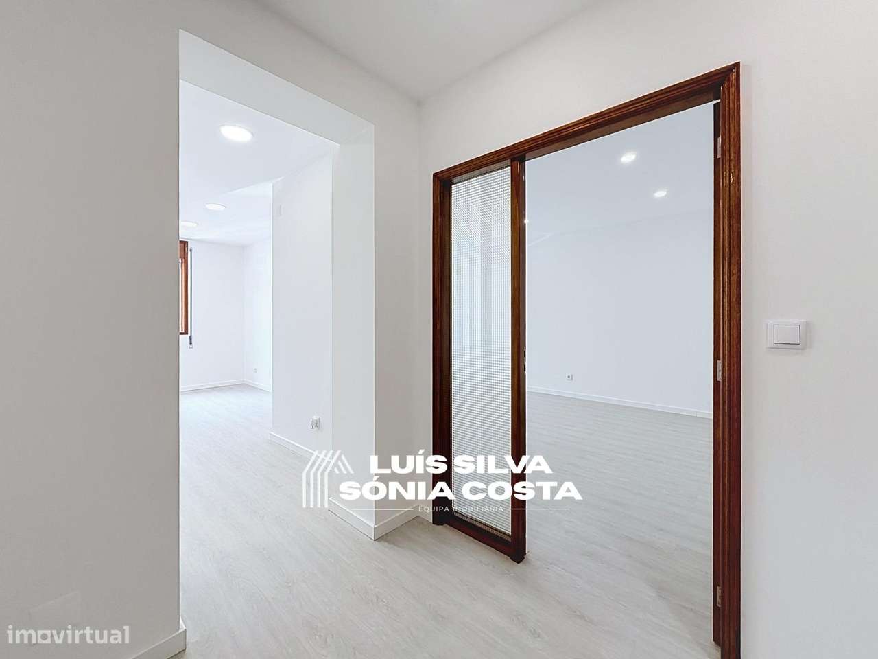 Apartamento T2 Semi-Remodelado c/ Garagem, Marquise & no Centro de...-6
