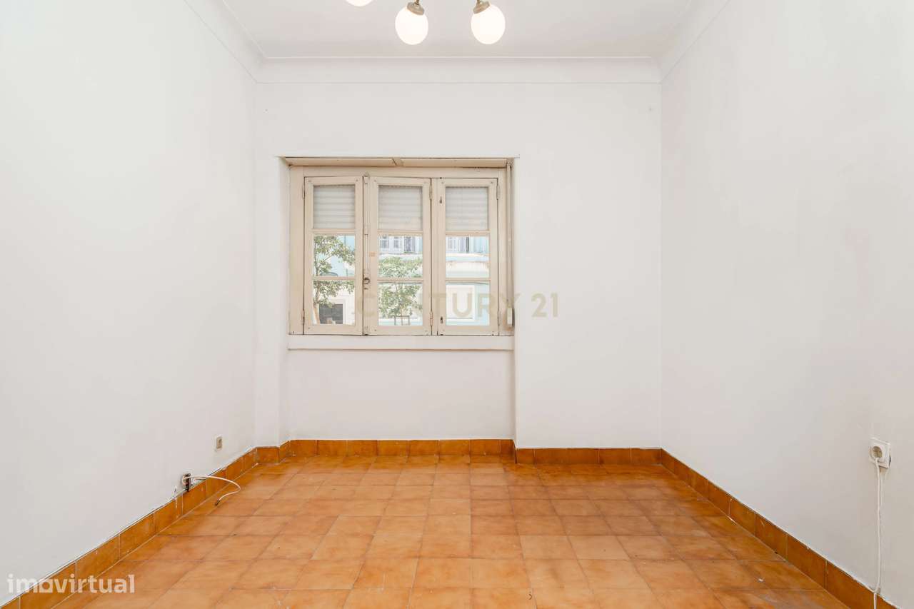 Espaçoso T2 com Jardim em Localização Central em Almada-3