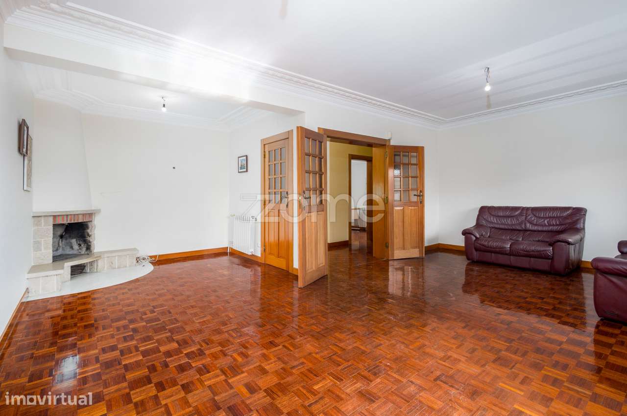 Moradia T4 (espaçosa) em Casais de Mem Martins-2