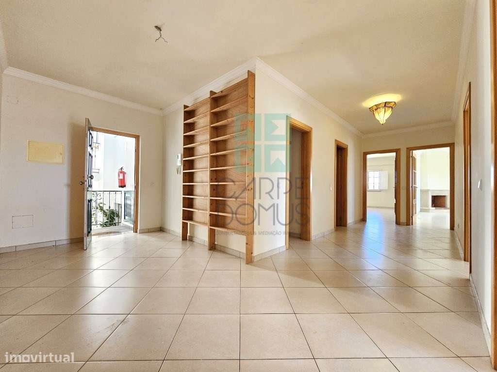 Apartamento T2 com 124,64m2, parqueamento para 2 viaturas, no centr...-1