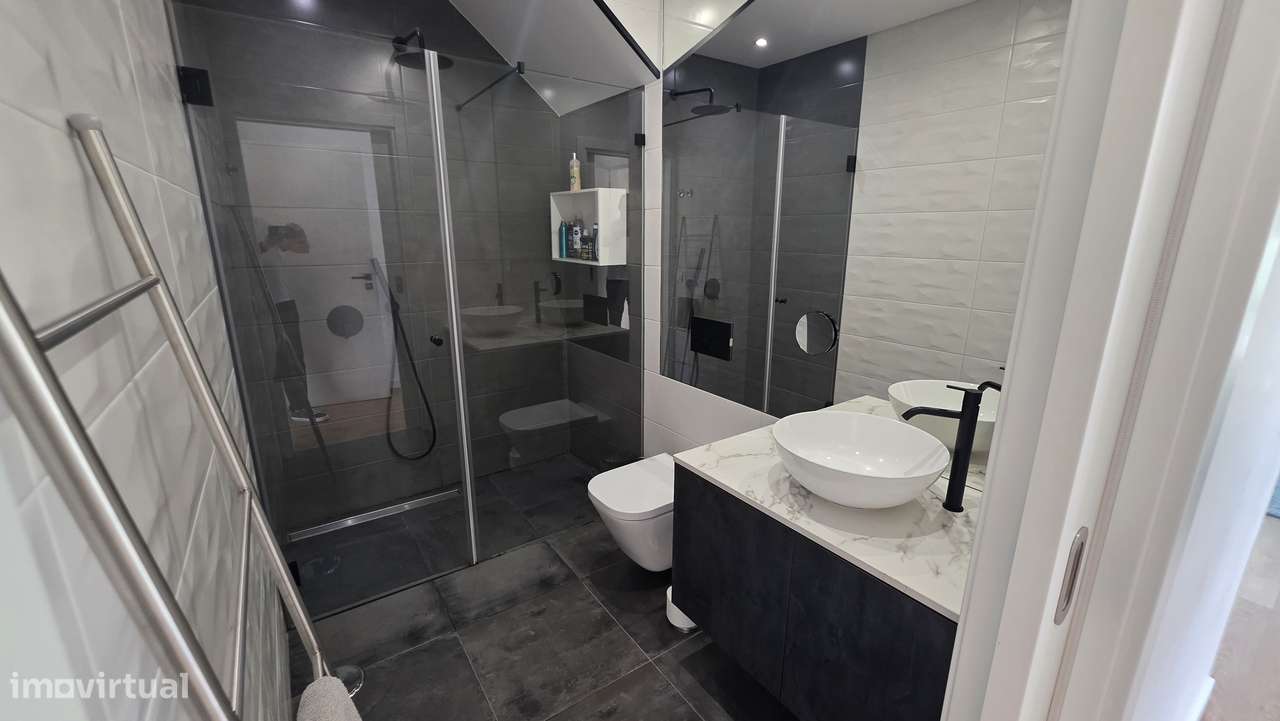 Viva numa moradia T4 isolada com jardim e vista mar-23