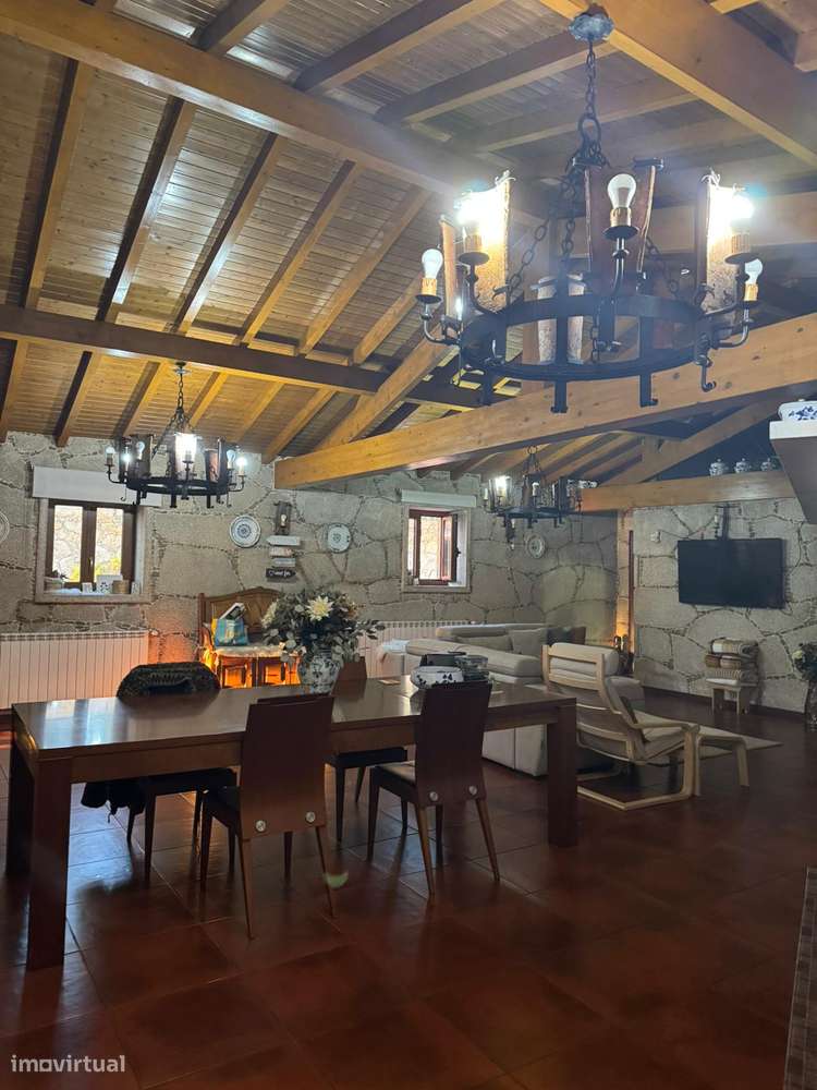 Moradia térrea T4 em pedra com 386m2 e terreno com 6.000m2, anexos.-25