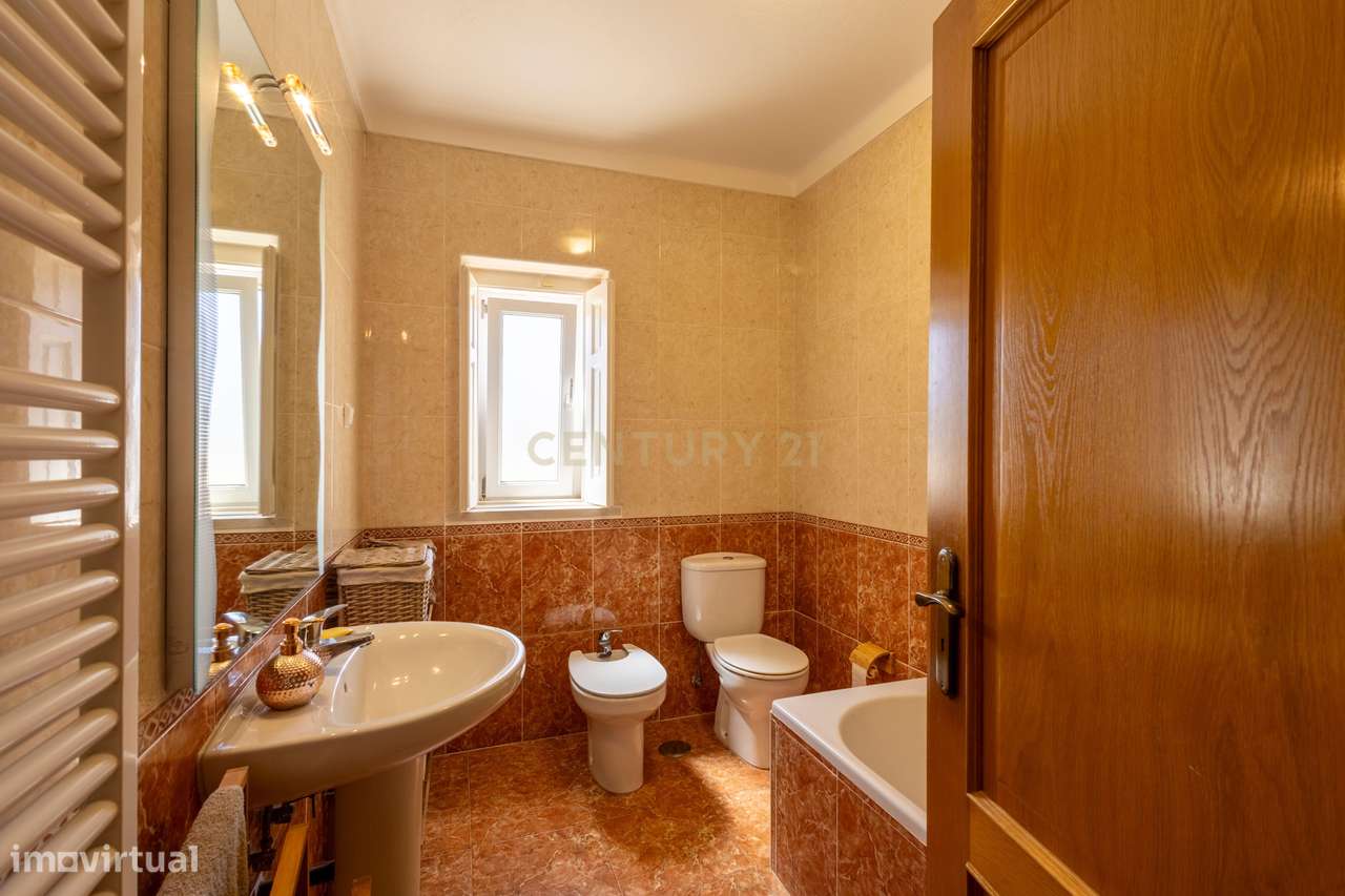 Moradia T5 Térrea com Piscina, Garagem e Lote de 2000 m² – Venda do Al-25