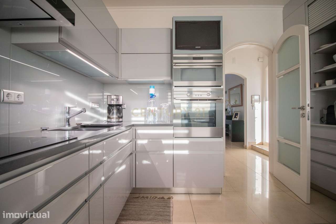 Moradia com piscina, terreno e anexos em Vieira de Leiria e a 2km da p-39