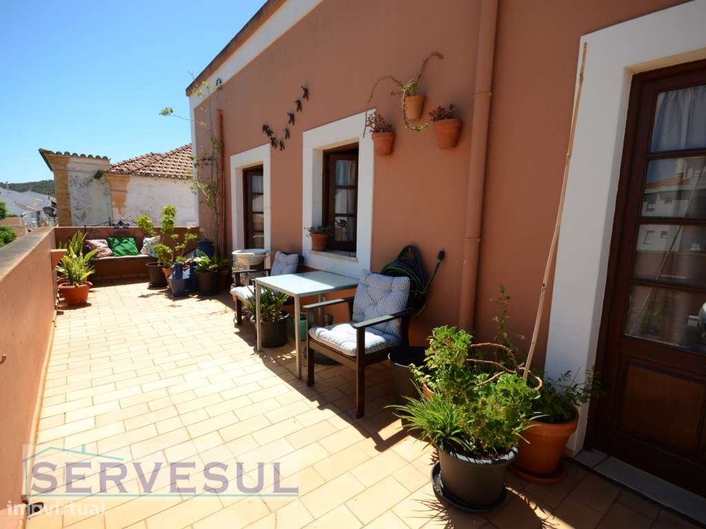 Excelente Oportunidade de Investimento! 1º Andar Duplex de uma Casa...-28