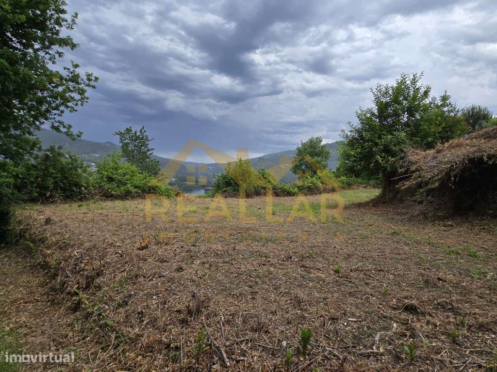 Terreno com Vistas Deslumbrantes sobre o Rio Caldo - Gerês-20