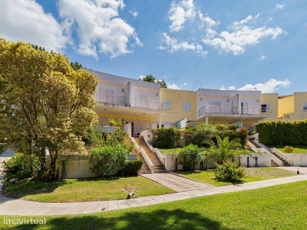 Moradia em Condomínio Fechado com Piscina e Terraço Privativo | A 1...-27