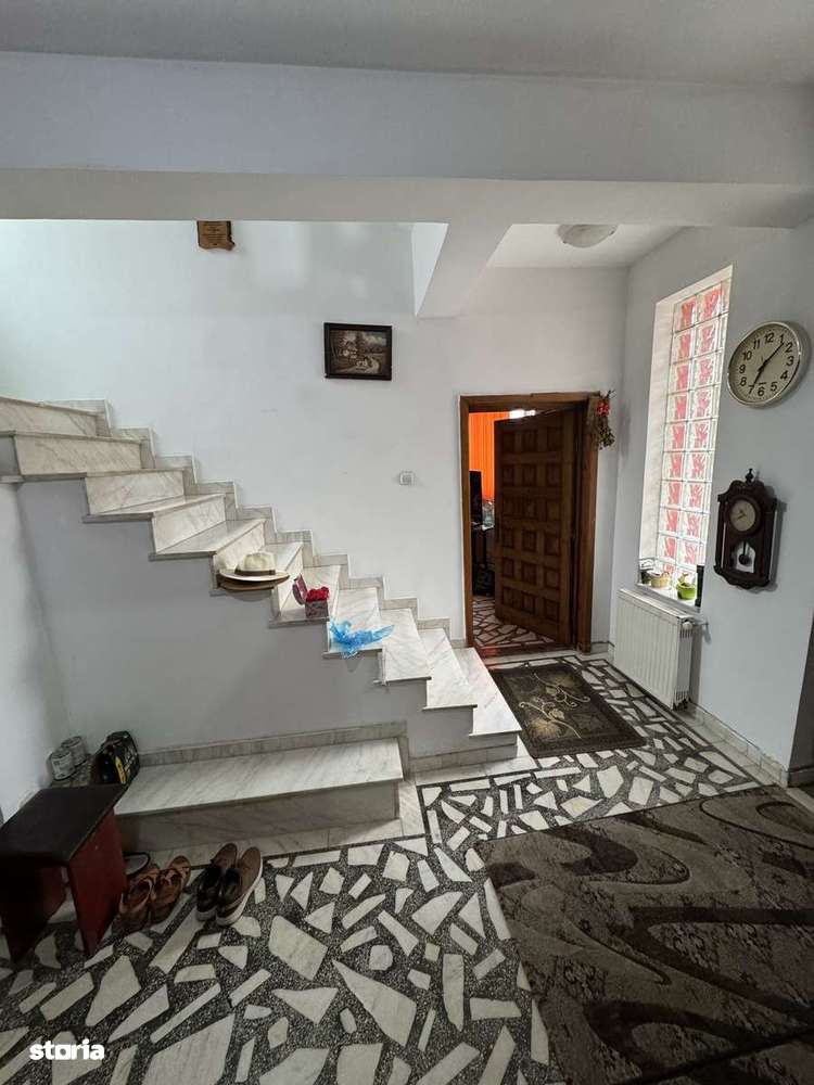 Casă cu 8 camere, subsol și mansardă Zona Sălaj Sector 5-10