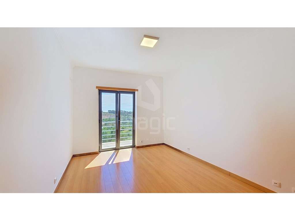 Apartamento T3 + sótão, usado, em Mafra.-16