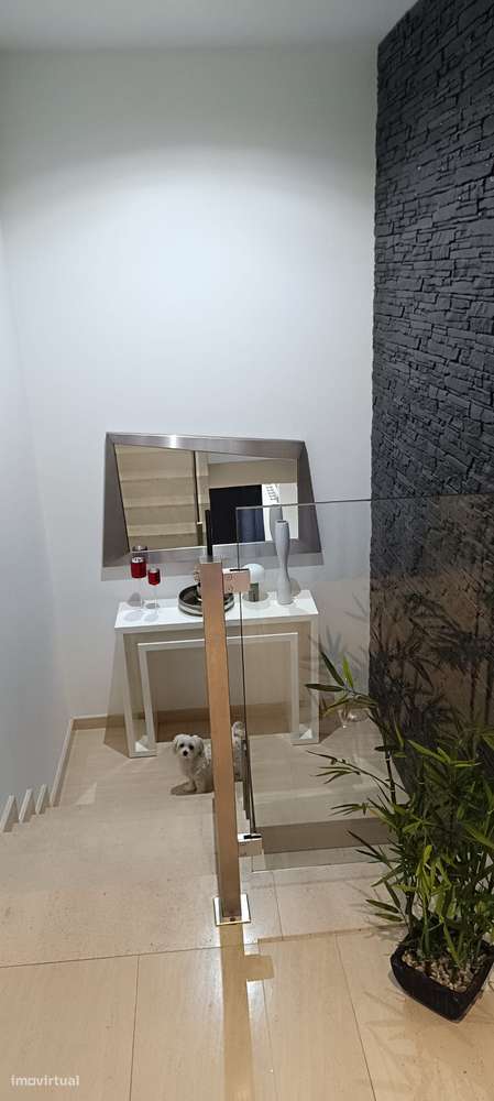 Moradia T5 de Luxo com Piscina e Garagem-29