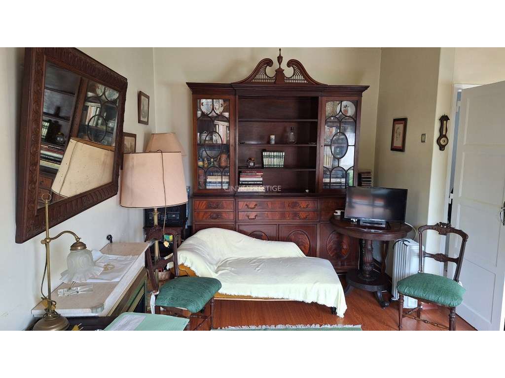 Moradia T4 com quintal e garagem em Algueirão-20