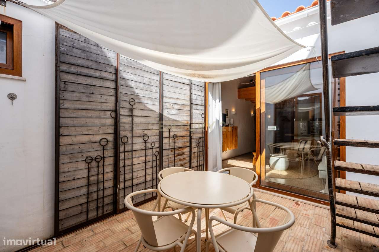 Elegante Moradia T0+2 Totalmente Renovada e Mobilada-8
