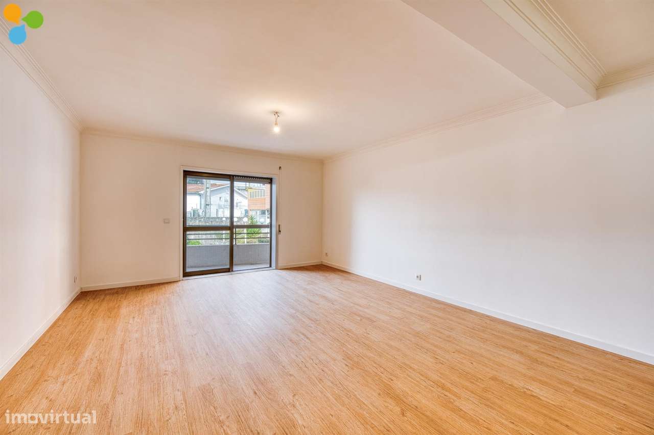 T2+1 Renovado com Varandas e Lugar de Garagem | Próximo da Rotunda da-4