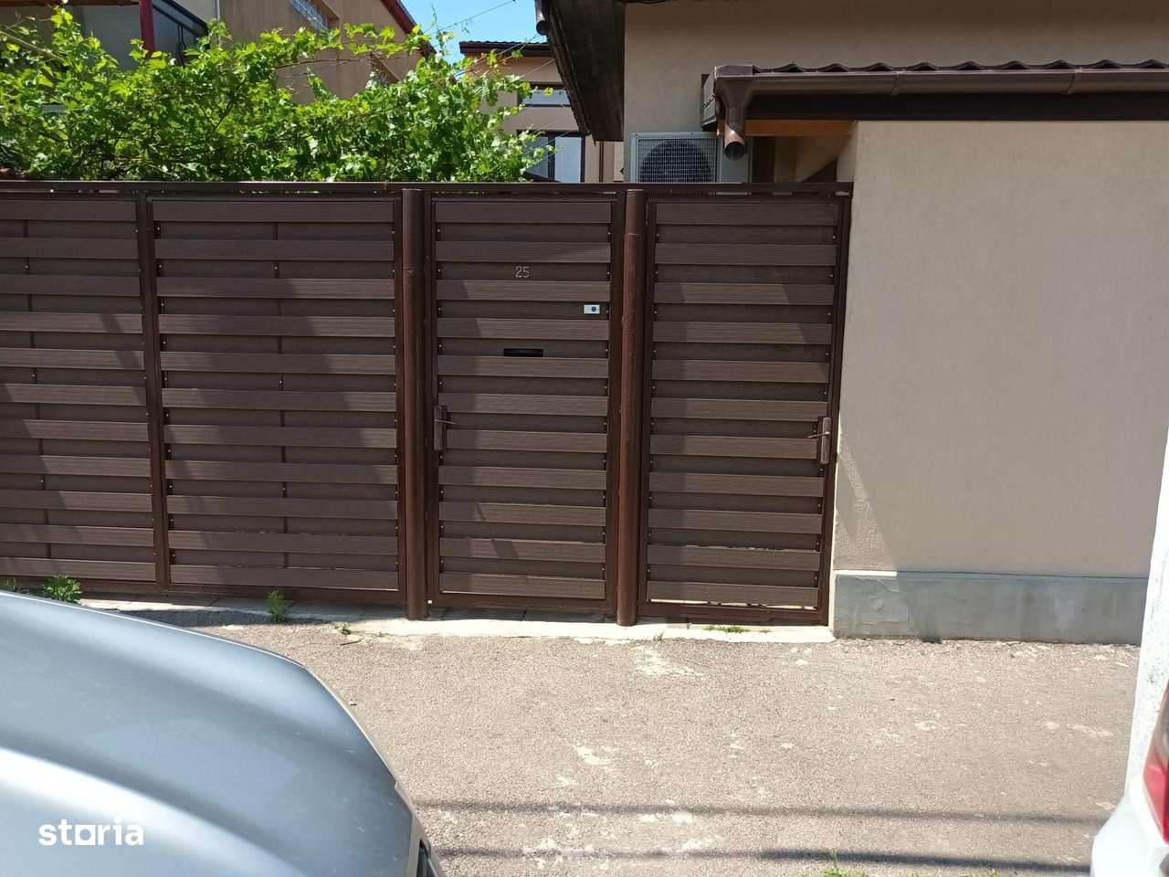 Vanzare proprietate cu doua case si intrari separate curte Giulesti-17