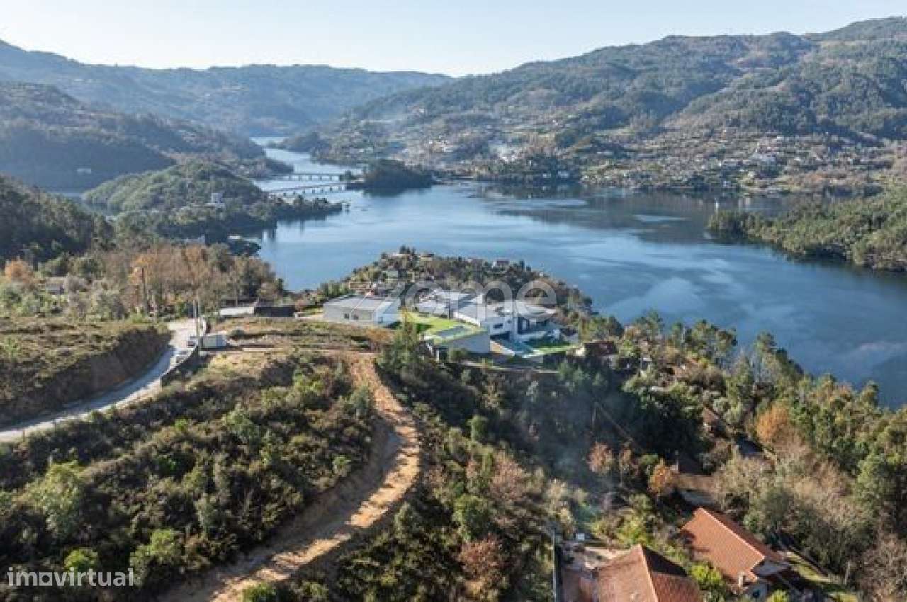 Luxuosa Moradia T4 com excelentes acabamentos no Gerês - Grande imagem: 2/59