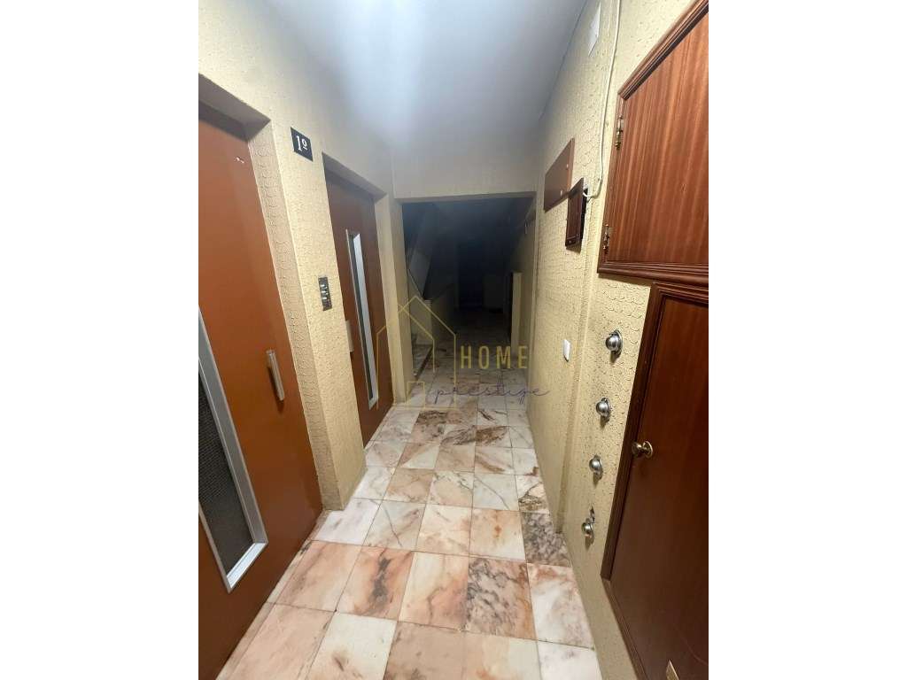 Fantastico T2 com Elevador em Massamá-12