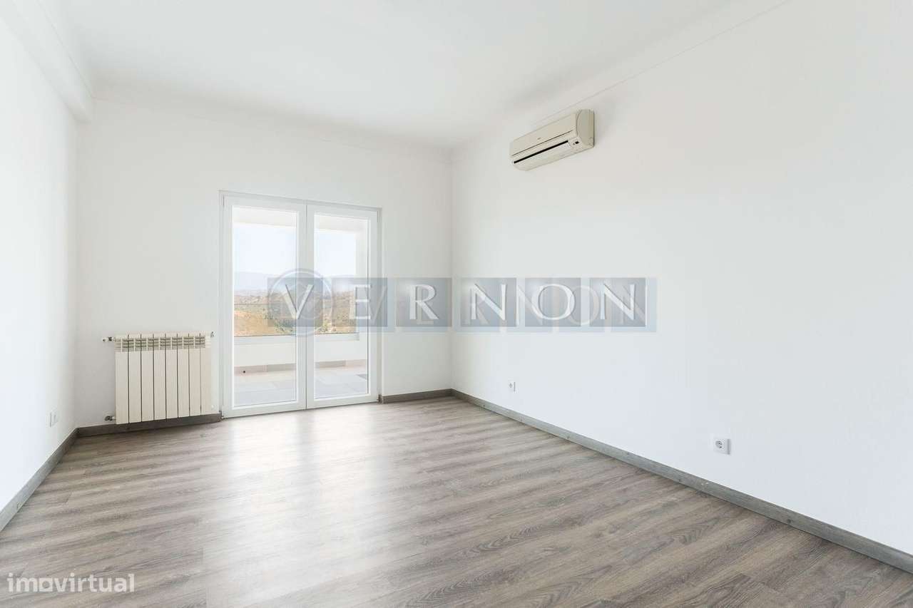 Moradia Renovada T4 com Vista Rio Arade, Piscina e 2.450 m² de Terreno-22