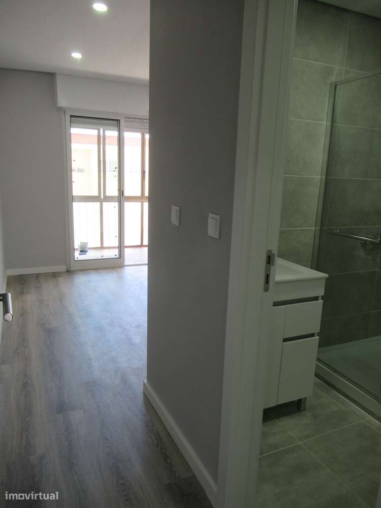 Apartamento T3 renovado na Cruz de Pau (Amora)-5