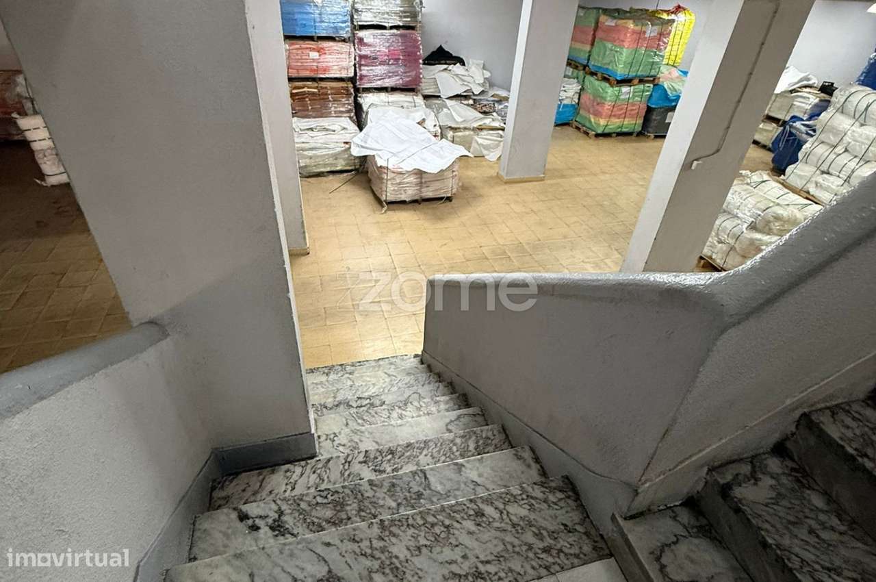 Armazém com 600 m² – 2 Pisos, Escritórios e Excelentes Acessos-15