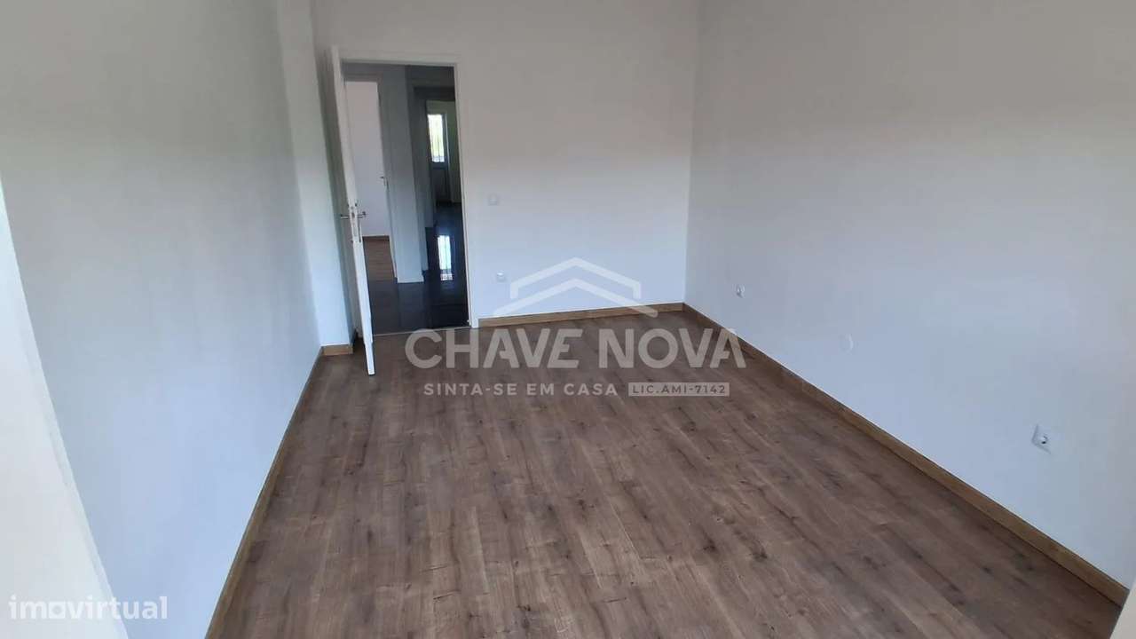 Apartamento T3 com 3 frentes, varandas, garagem e elevador - Fânzeres-12