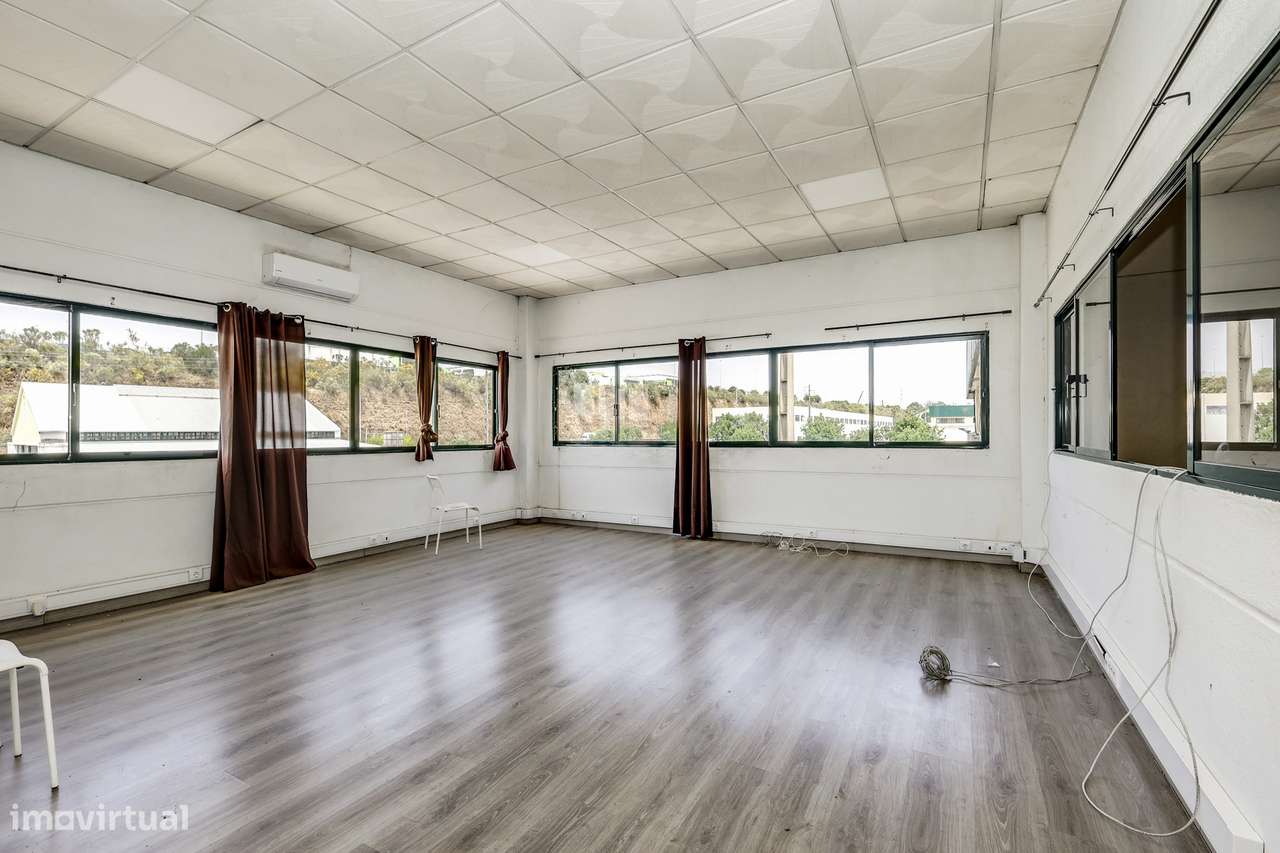 Armazém de 636 m² no Parque Industrial da Granja-11