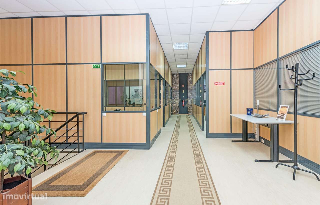 Armazém com Escritórios para Venda – 776 m² | Parque Empresarial em Si-8