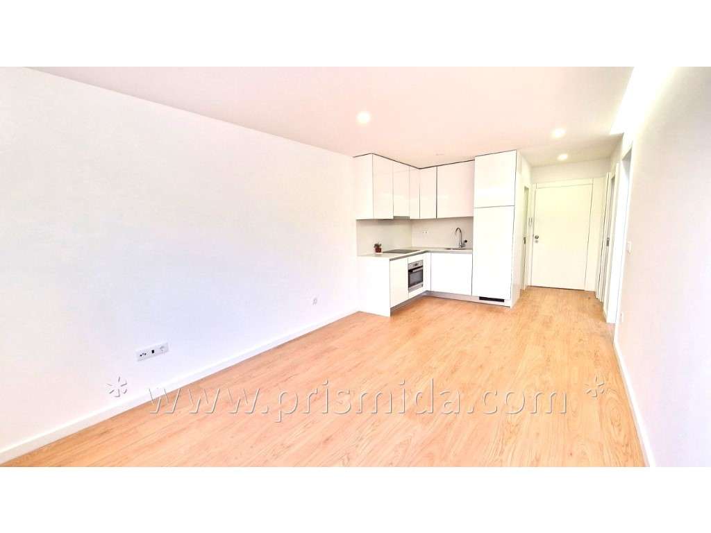 T1 com 2WCs, terraço e 2 lugares de estacionamento!-3