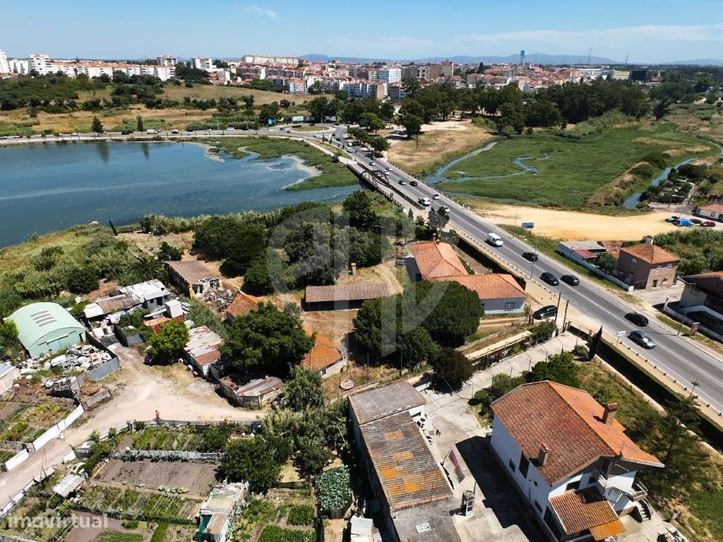 Moradia T3 + Área Terreno 4.150m2 + Atracadouro // P/Recuperar-7