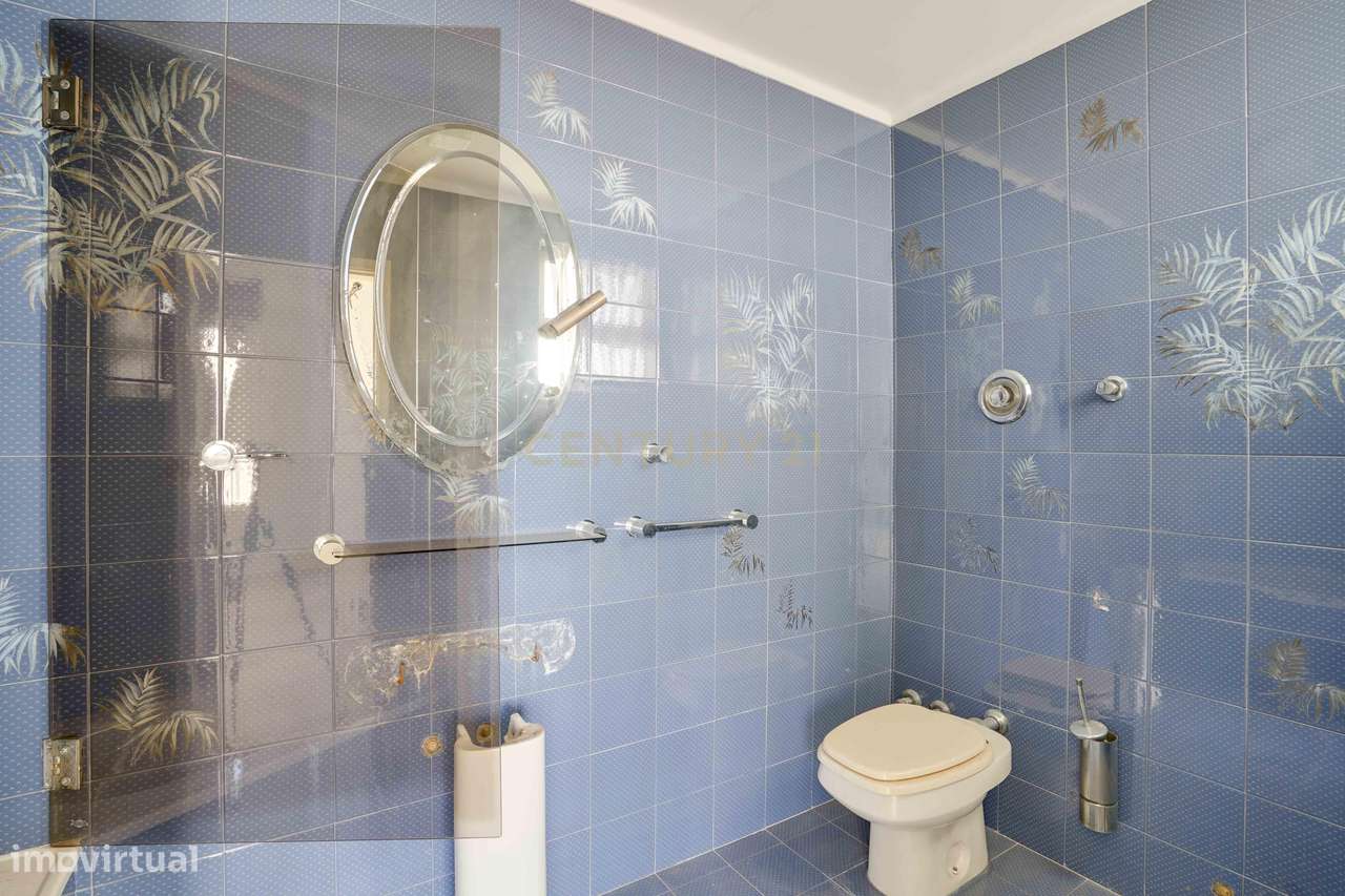 Moradia para remodelação total em Parede com Vista Panorâmica para o M-20