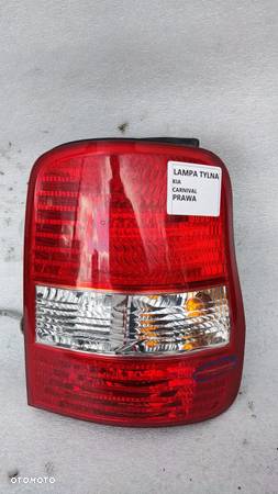 LAMPA TYLNA PRAWA  KIA CARNIVAL - 1