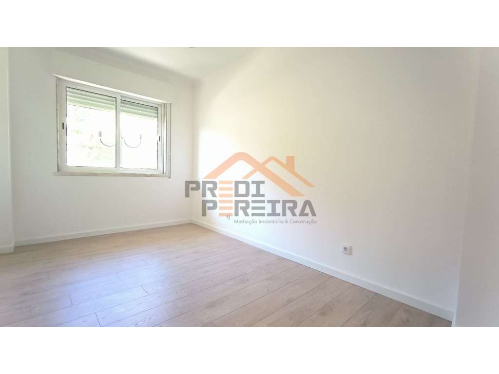 Situado em Odivelas, T3 remodelado.-22
