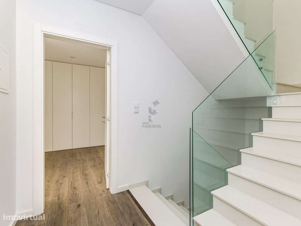 MORADIA T4 NOVA
Famões, moradia independente V4+1 nova com Jardim,...-13