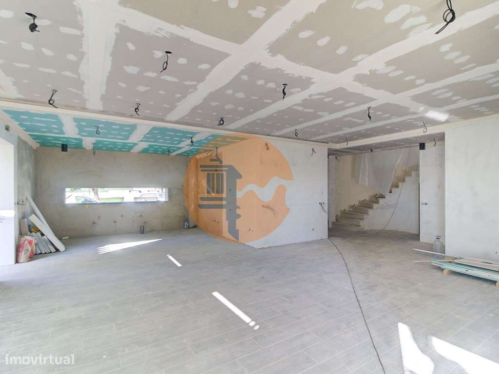 Moradia Isolada V4 com Piscina em Construção-11