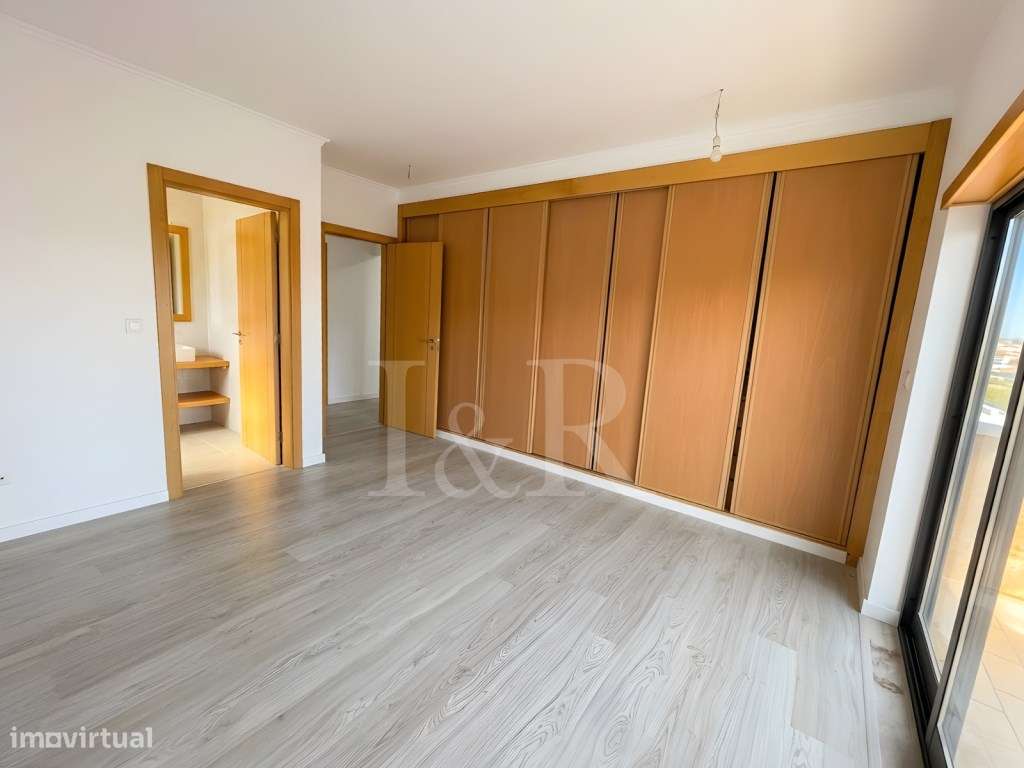 Moradia T5 com varandas, jardim e garagem no Feijó, Almada-22