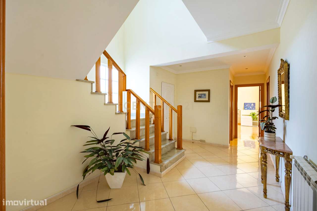 Espaço, conforto e qualidade — Moradia T4 no Vale da Rosa-8