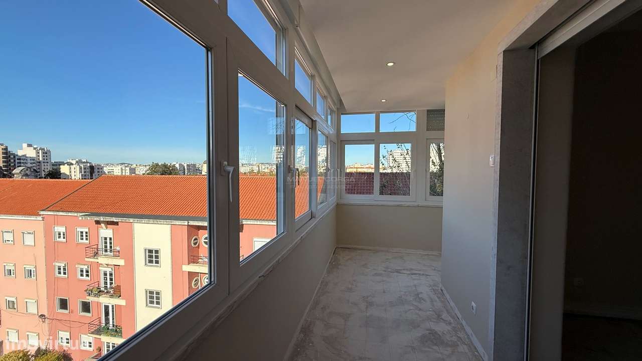 T4 Totalmente Remodelado na Av. EUA com Garagem | Lisboa - Alvalade - Grande imagem: 4/19