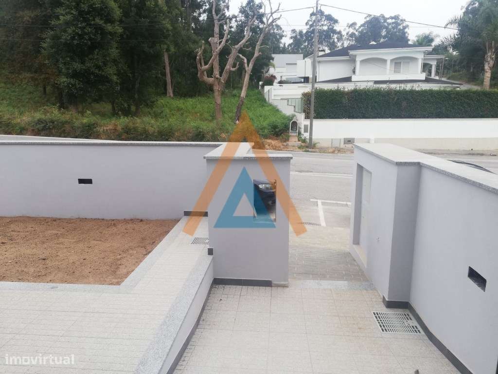 Moradia em Banda T3 - Lobão - S. M. Feira. - Grande imagem: 5/35