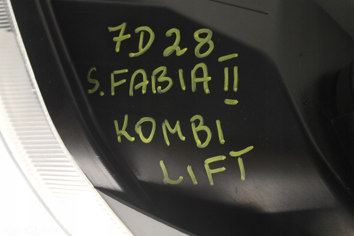 SKODA FABIA II LIFT 10R- REFLEKTOR PRZEDNI LEWY LAMPA LEWA PRZÓD SOCZEWKA - 9