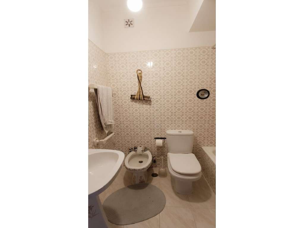 Apartamento T3 convertido em T2 - Paço de Arcos. Comboio.-23