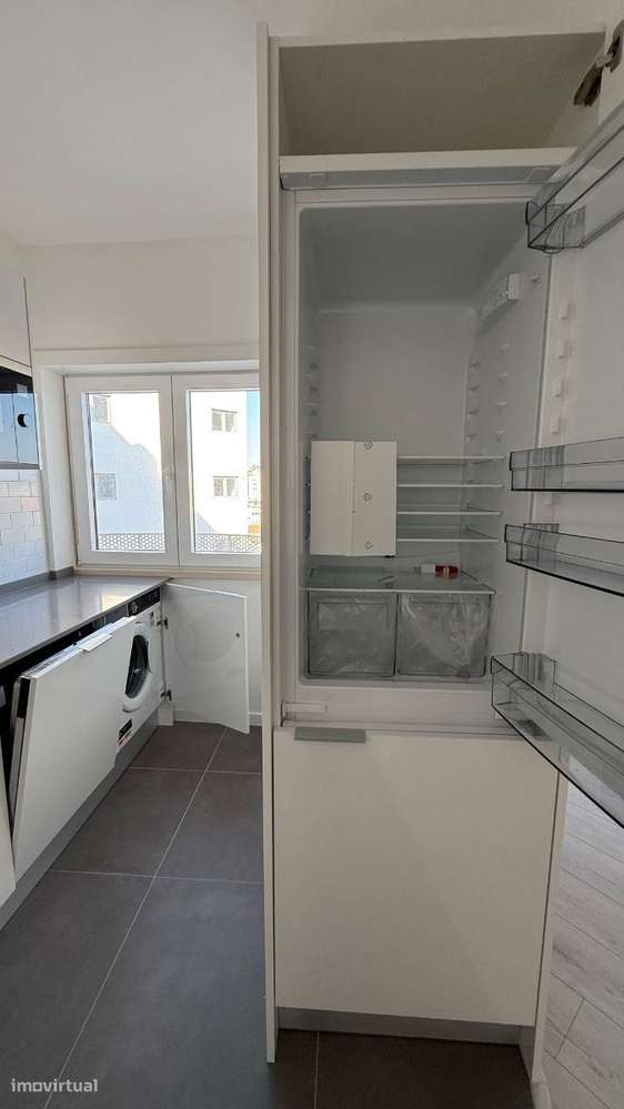 Apartamento T0 com parqueamento e vistas de mar-12