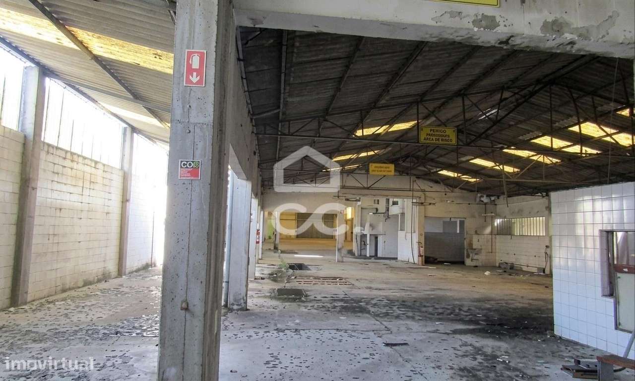 Armazém / Edifício Industrial com 833 m² de Área Construída em Fiães –-10