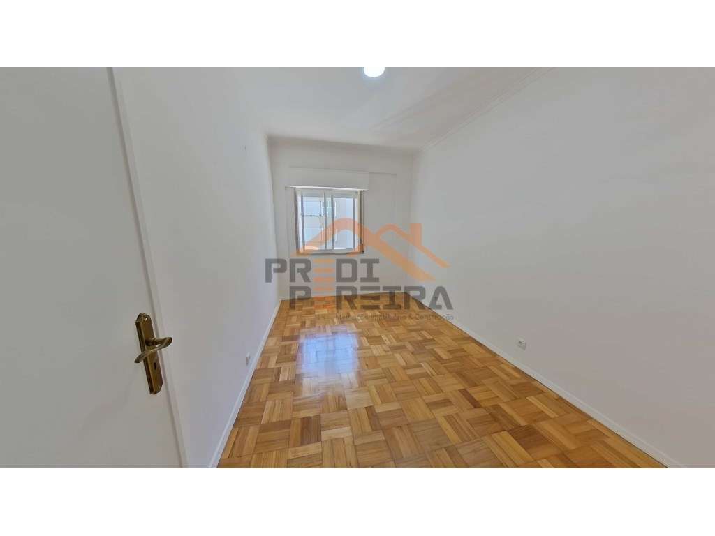 Situado no Forte da Casa, T2 em bom estado de conservação.-17