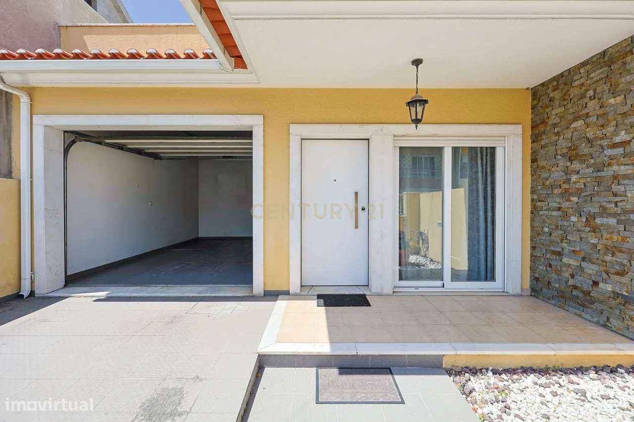 Moradia T3 com garagem e espaços exteriores nos Foros de Amora, Seixal-29