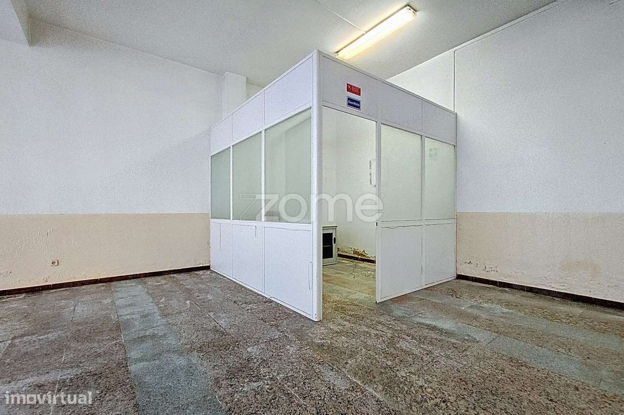 Loja no centro de São Bartolomeu de Messines com 216m2-16