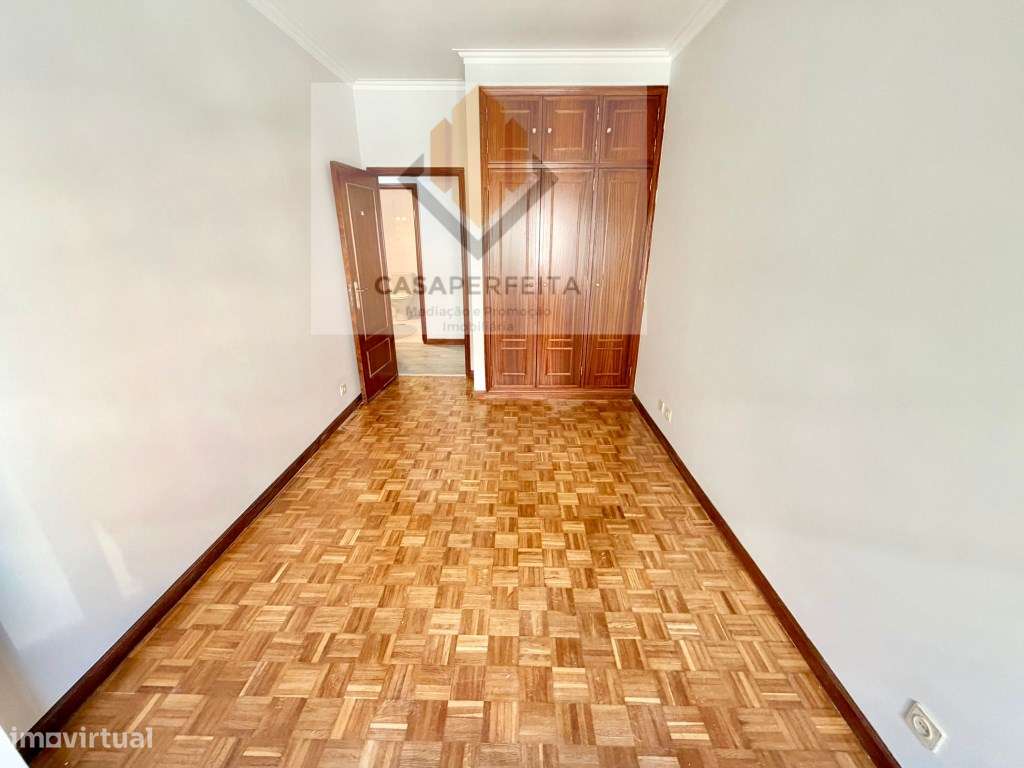 Apartamento T1 com Varanda e Lugar de Garagem - Canelas-12