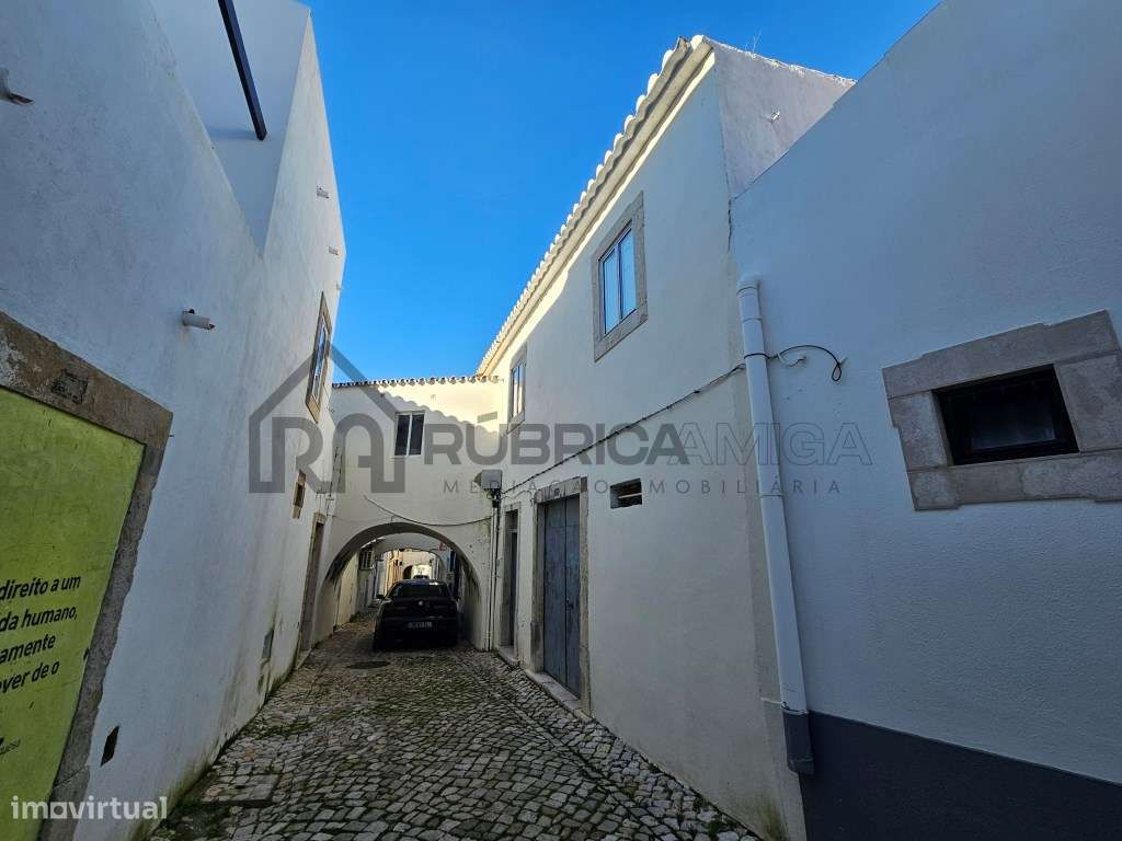 Moradia no centro histórico de Loulé com 2 pisos , armazém e casa-21