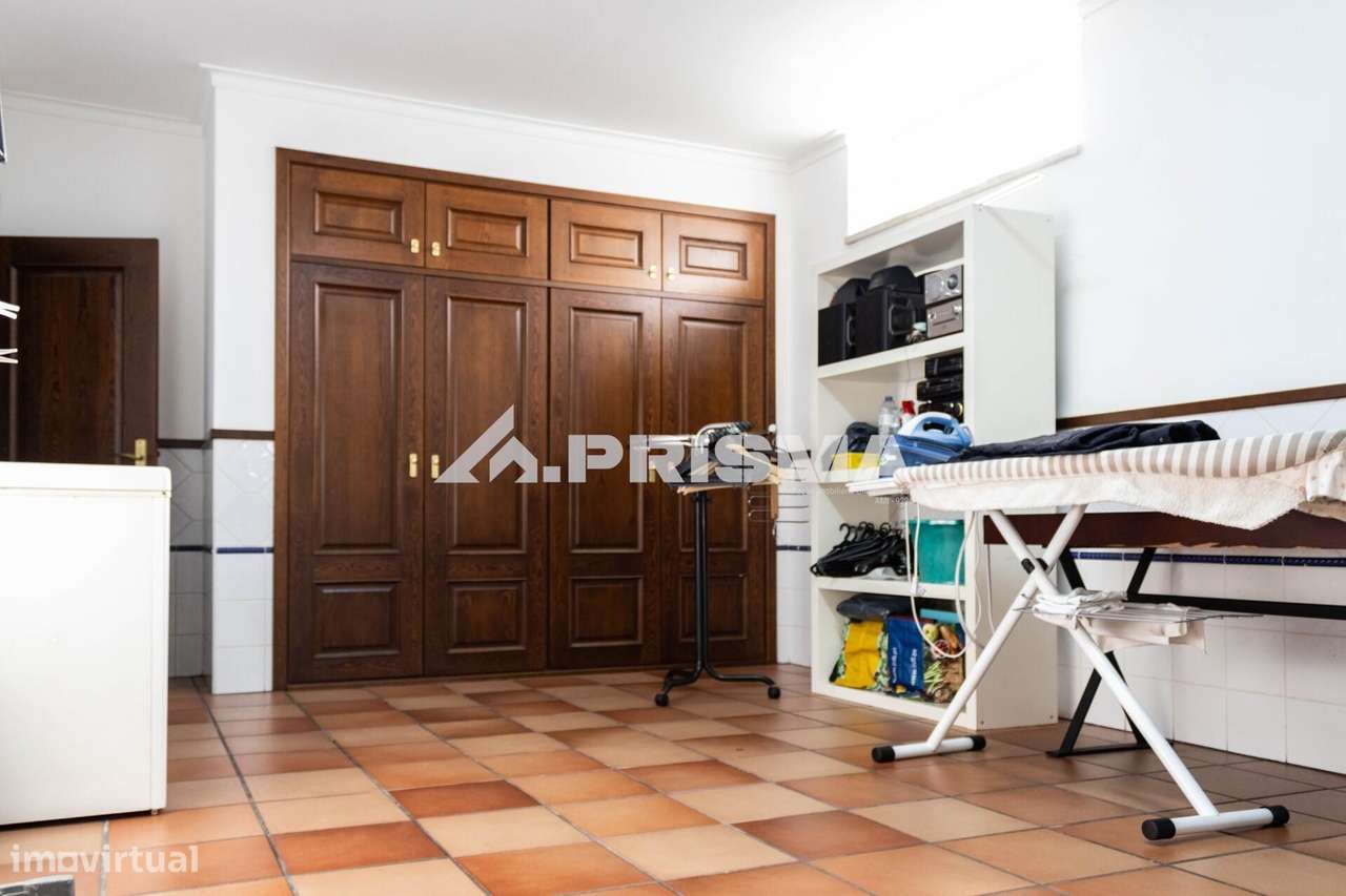 Moradia T5 para Venda em C. Branco-57