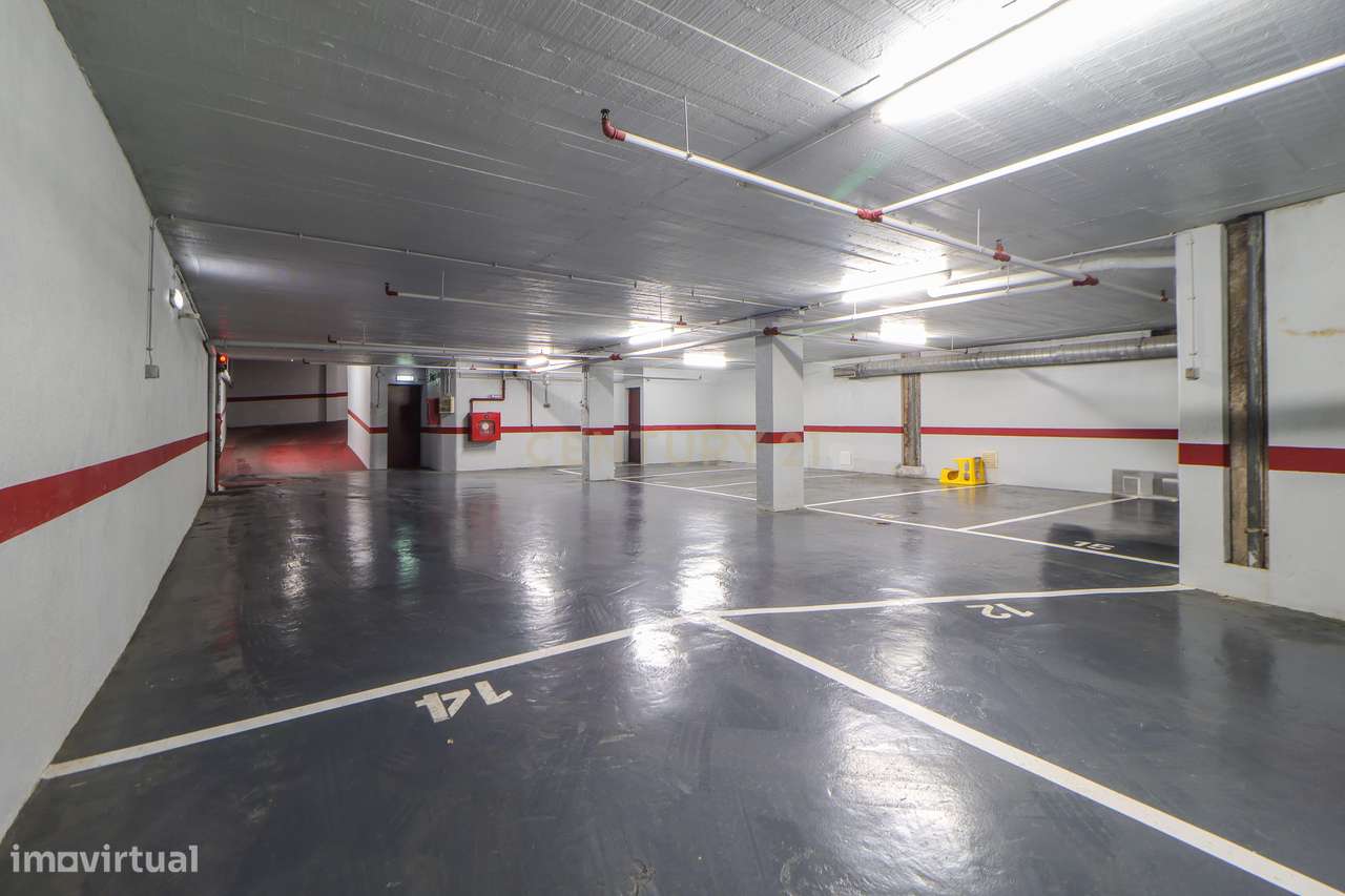 Loja com 273 m² terraço e 2 lugares de estacionamento – Zona Marquês d-25