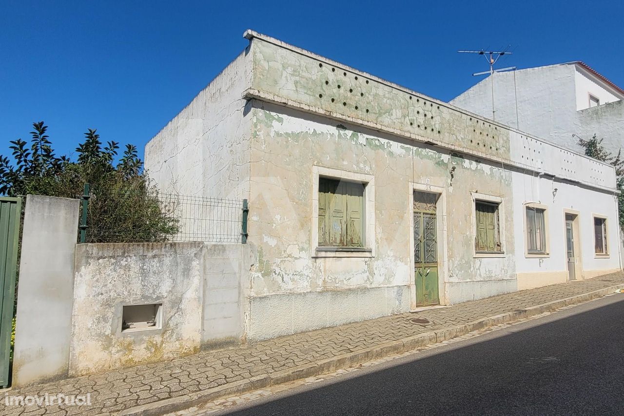 DUAS MORADIAS T2 GEMINADAS PARA RECUPERAR + LOTE DE TERRENO URBANO com